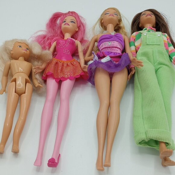 4 Barbies & 80pc Clothes & Accessories Lot - Picture 6 of 16